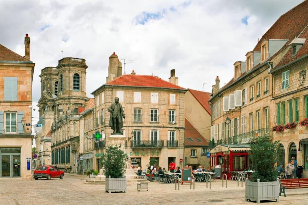 Appartement Au Centre-Ville Avec Cour Langres Exterior photo