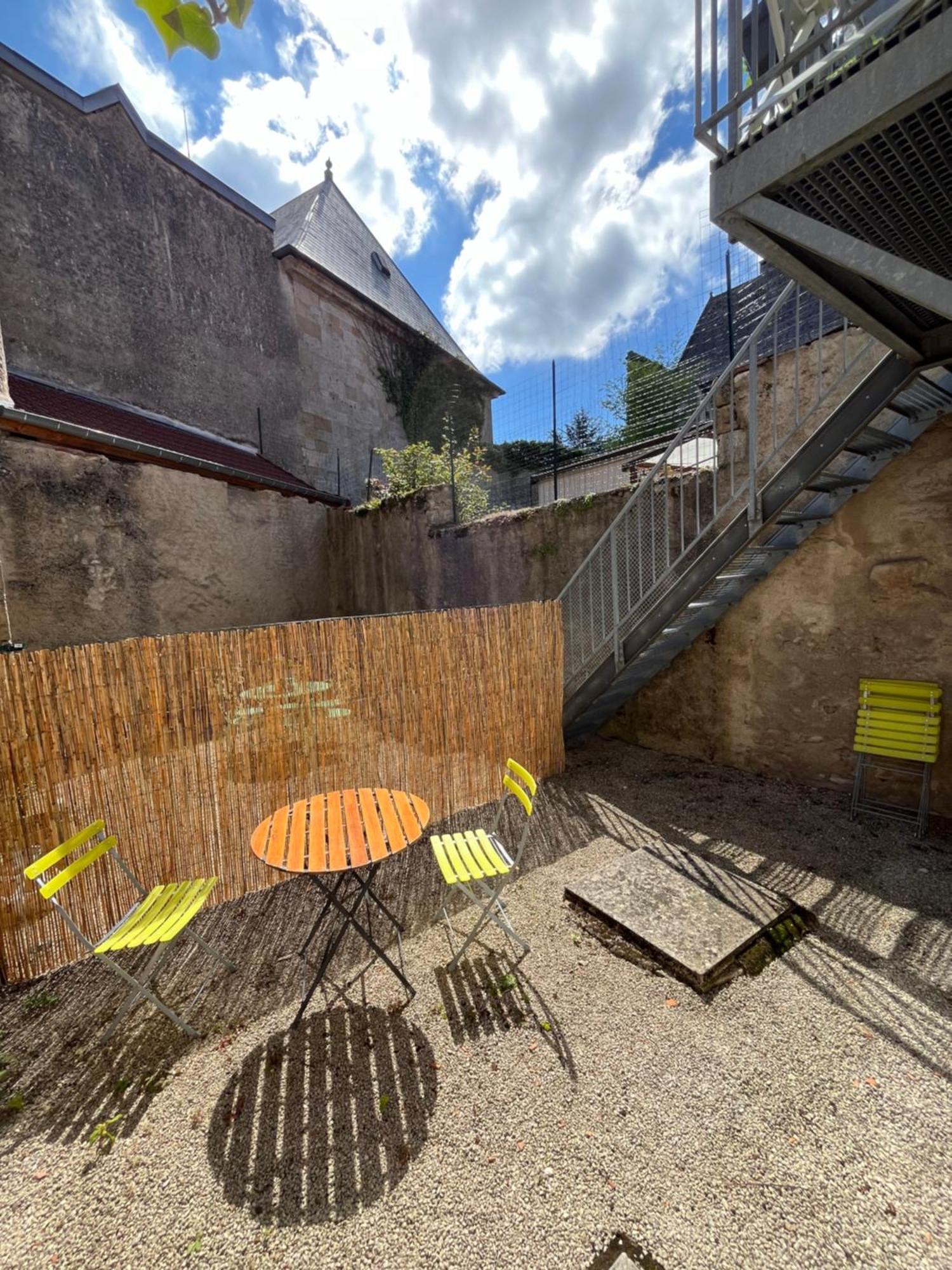 Appartement Au Centre-Ville Avec Cour Langres Exterior photo